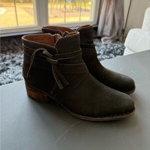 Born Montanilla Ankle Booties Shoes Size 9 Olive Green Suede